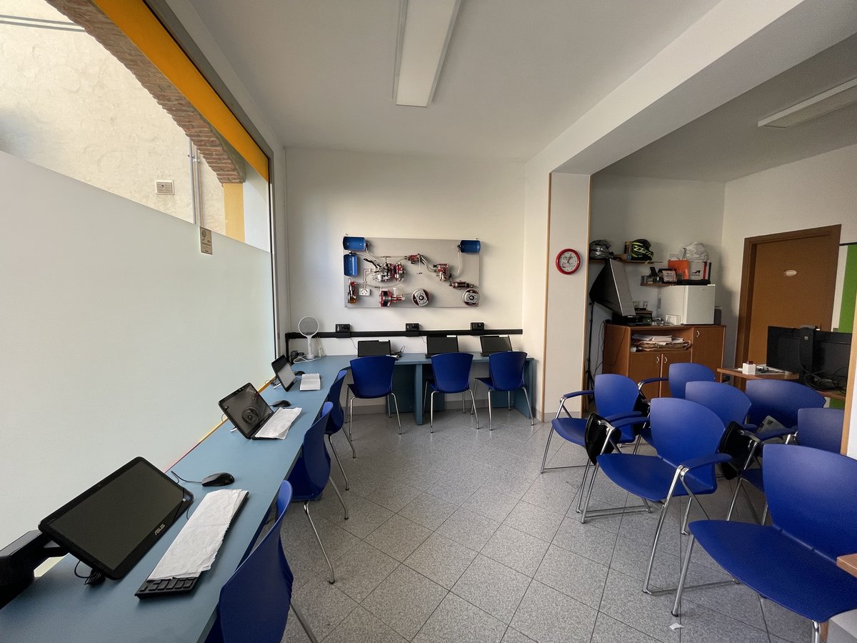 Aula pratica con pannello dimostrativo dell'impianto frenante moto
