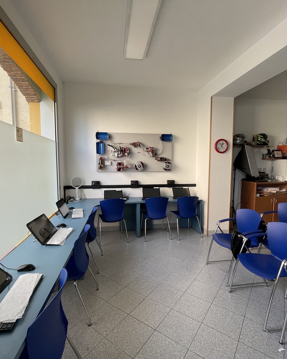 Aula pratica di Autoscuola Giulia con pannello dimostrativo dell'impianto frenante