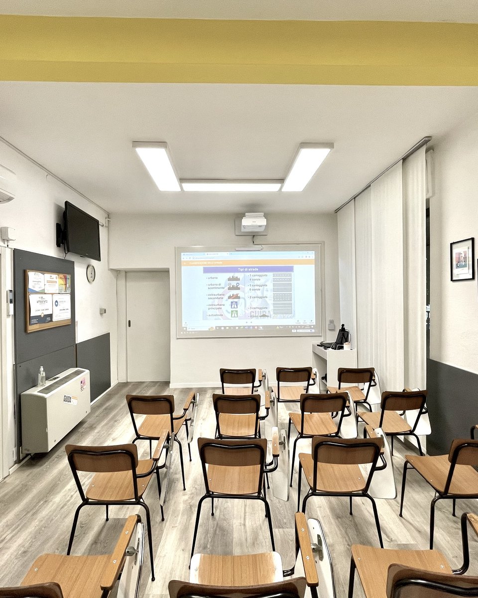 Aula di teoria di Autoscuola Giulia con proiettore che mostra la lezione sui tipi di strada