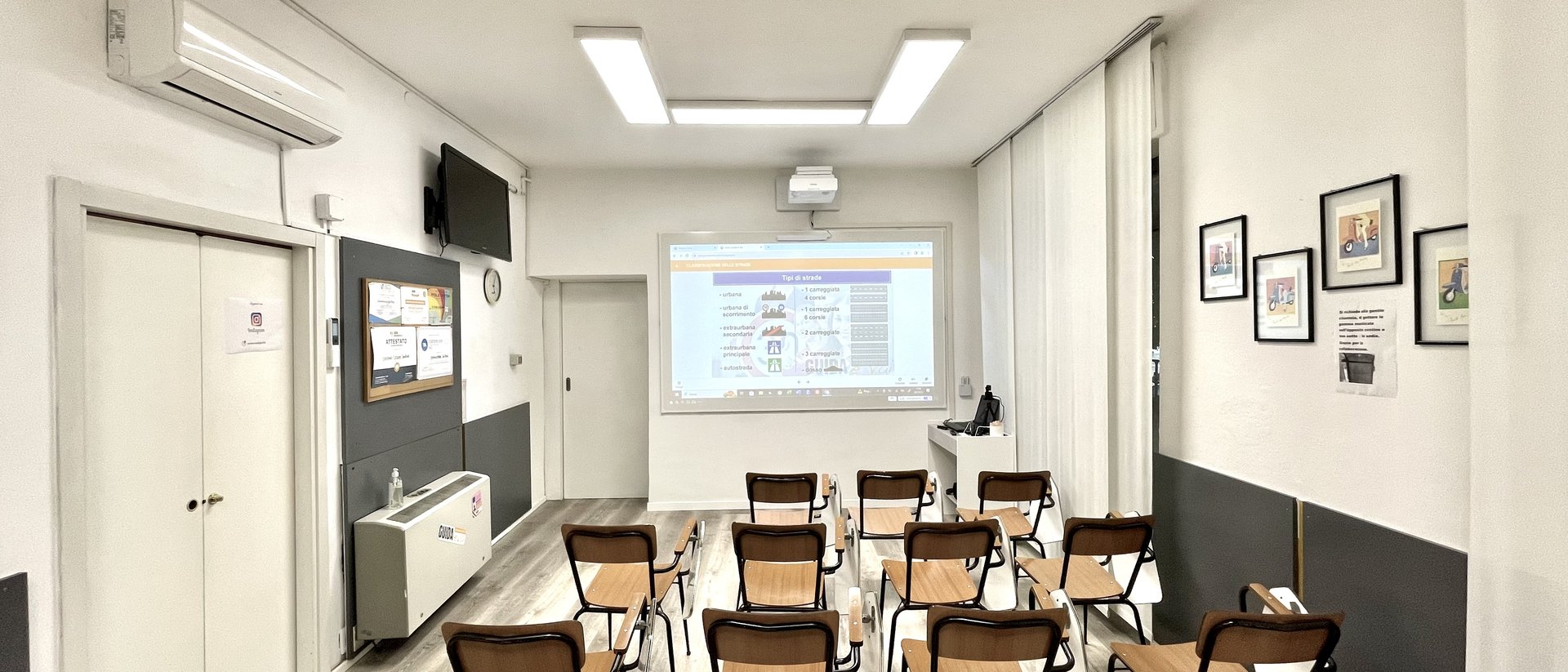 Aula di teoria di Autoscuola Giulia con proiettore acceso