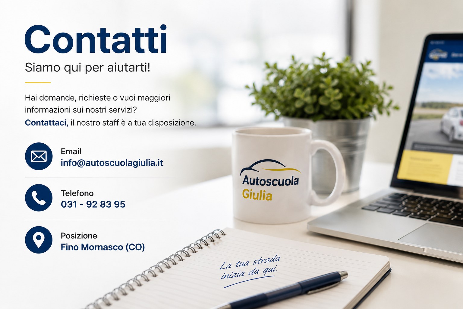 Scrivania con tazza Autoscuola Giulia, laptop e taccuino con i contatti: email, telefono e sede di Fino Mornasco