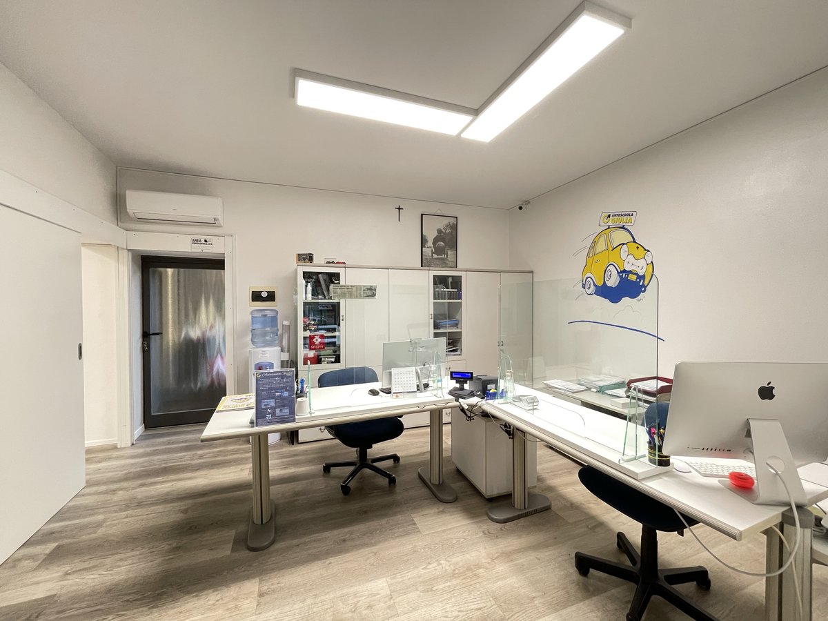 Reception di Autoscuola Giulia con due postazioni